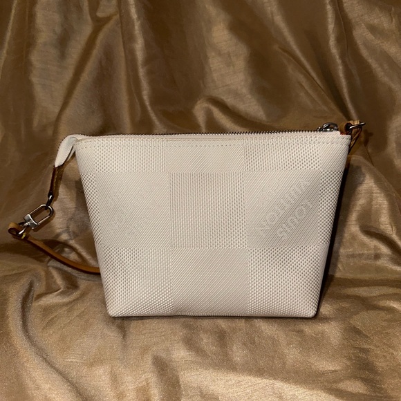 Louis Vuitton Damier Geant Americas Cup Pochette
Accessories Bag White (RARE) - Picture 3 of 12